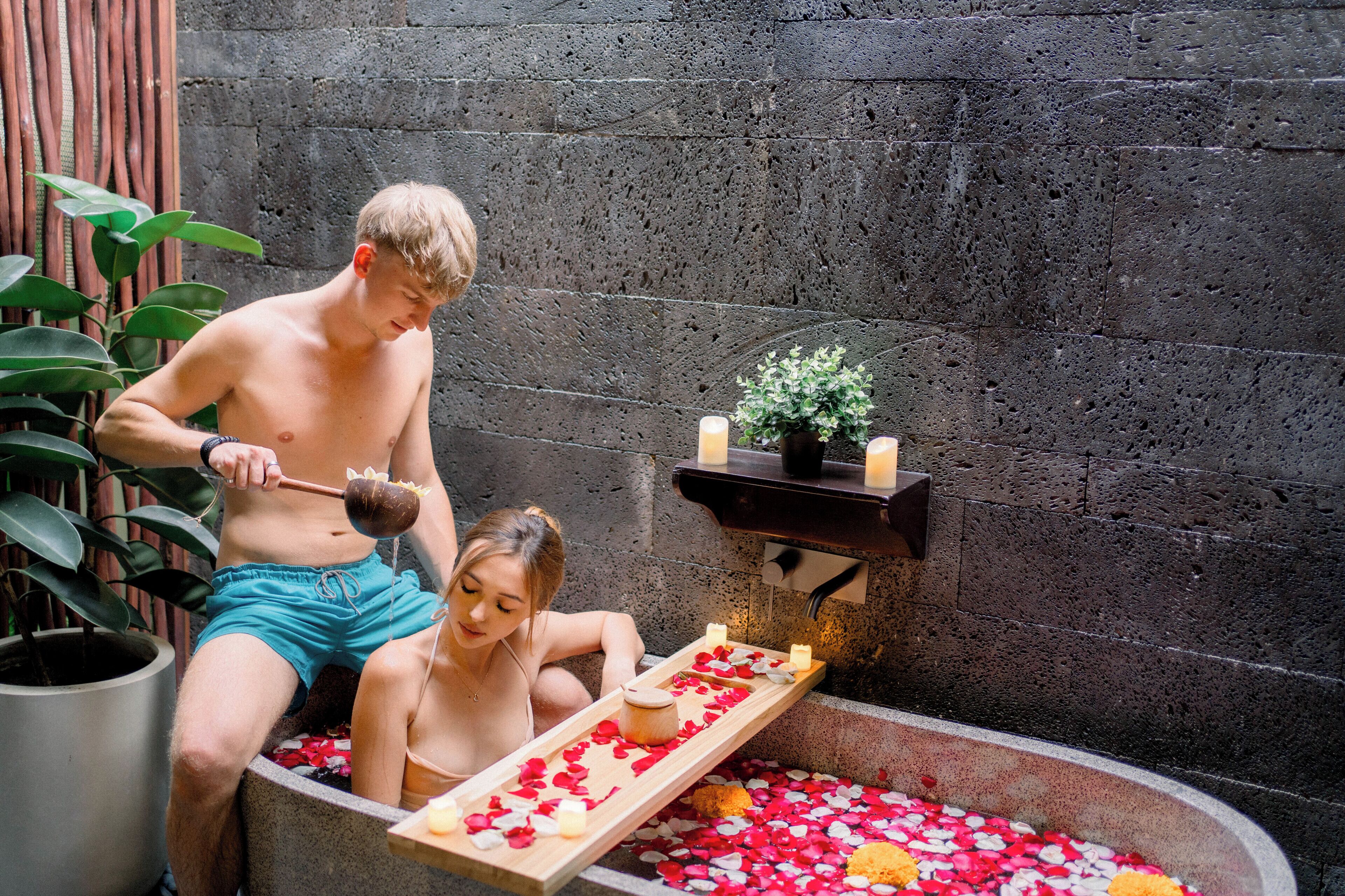 Villa Lune de Miel, vue cour intérieure | Salle de bain | Baignoire et douche séparées, articles de toilette gratuits
