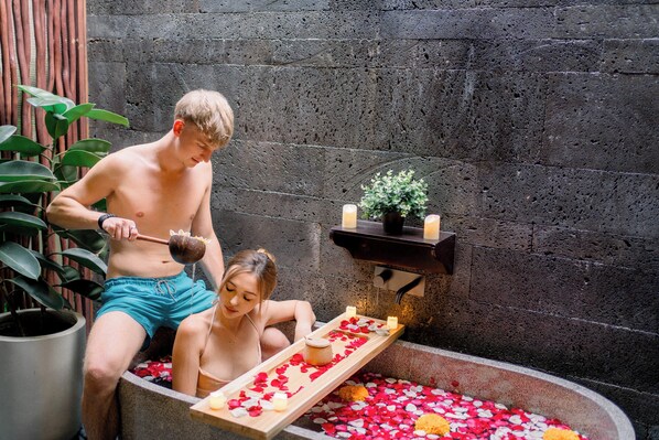 Villa – honeymoon, bakgårdsutsikt | Bad | Separat badekar og dusj, toalettartikler (inkludert) og hårføner