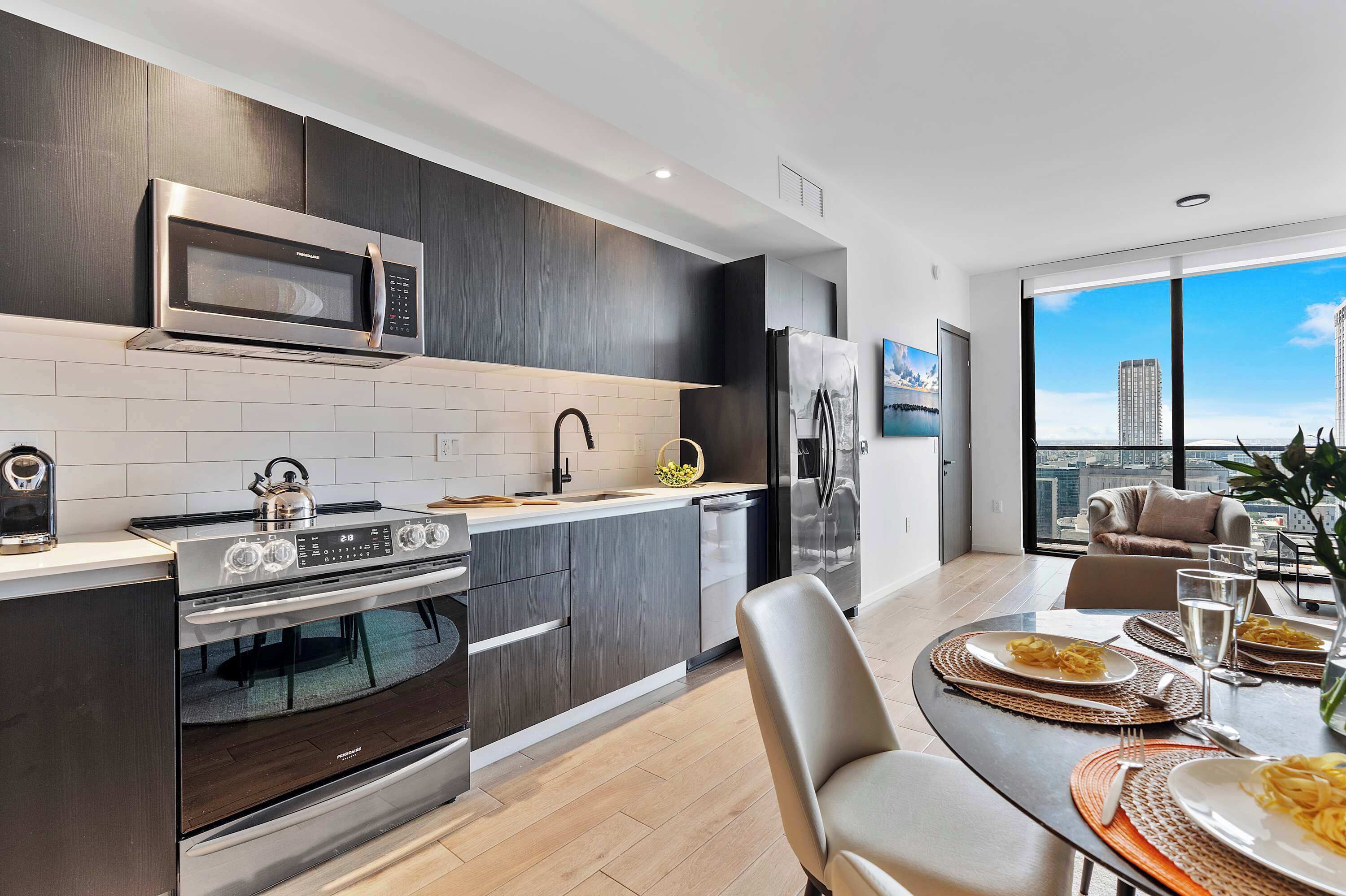 Refrigerador, microondas, horno y parrilla de estufa 