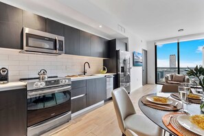 Fridge, microwave, oven, stovetop - Upscale 3BR Condo-Fully Renovated w/ Stunning View (Miami)