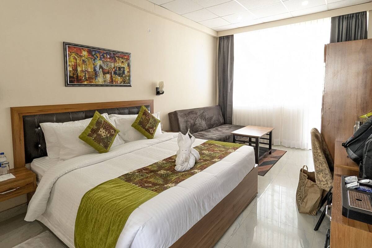 Super Deluxe Room | Meja kerja, ruang kerja ramah laptop, dan tirai kedap cahaya