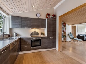 Kühlschrank, Mikrowelle, Geschirrspüler, Kochgeschirr/Geschirr/Besteck