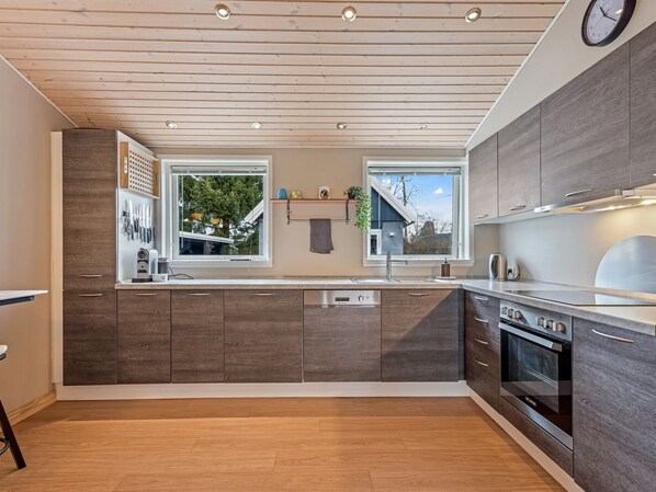 Refrigerador, microondas, lavavajillas y utensilios de cocina