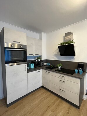 Kühlschrank, Mikrowelle, Ofen, Herdplatte