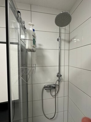 Douche, sèche-cheveux, serviettes fournies