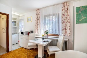 Dining - Apartment 'Rosa 5' with Balcony and Wi-Fi (Bad Herrenalb)