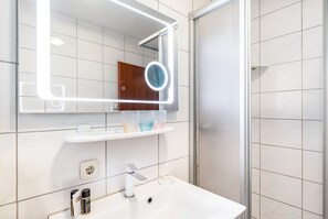 Shower, hair dryer, towels