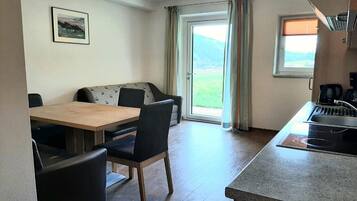 Kühlschrank, Mikrowelle, Herdplatte, Geschirrspüler