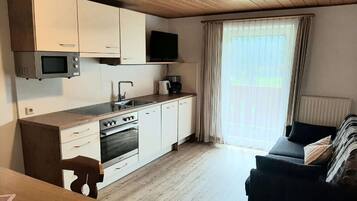 Kühlschrank, Mikrowelle, Herdplatte, Geschirrspüler