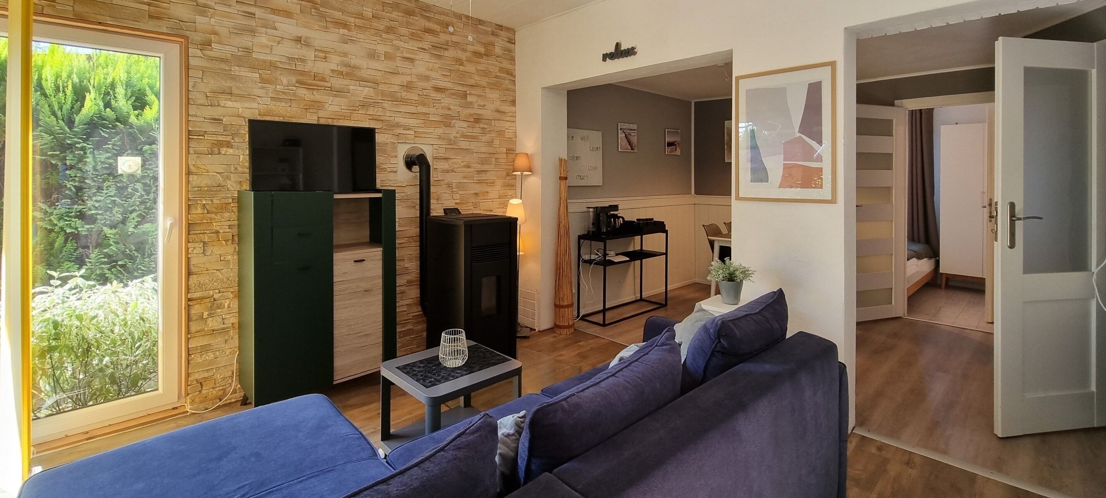 Een televisie en een open haard