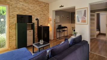 Een televisie en een open haard