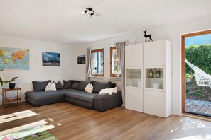 TV, stereo - Apartment 'Ruhige Schwarzwald' with Private Terrace and Wi-Fi (Buchenbach)