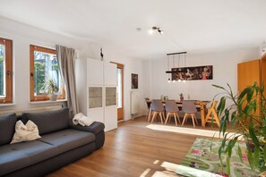 Een televisie en een stereo