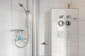 Shower, hair dryer, towels - Haus Kehrwieder Studio with Panoramic View, Hochschwarzwald Card, Wi-Fi (Todtnau)