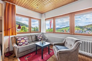 TV, table tennis - Haus Kehrwieder Studio with Panoramic View, Hochschwarzwald Card, Wi-Fi (Todtnau)