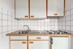Kühlschrank, Mikrowelle, Herdplatte, Wasserkocher mit Kaffee-/Teezubehör