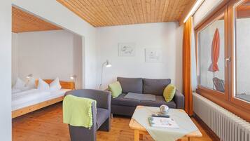 Fernseher, Tischtennisplatte, Stereoanlage