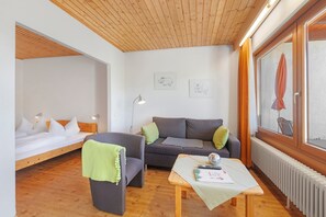 Télévision, table de tennis de table, chaîne hi-fi