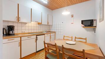 Kühlschrank, Mikrowelle, Herdplatte, Geschirrspüler