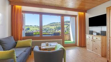 Fernseher, Tischtennisplatte, Stereoanlage