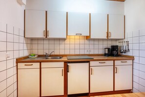 Réfrigérateur, micro-ondes, plaque de cuisson, lave-vaisselle