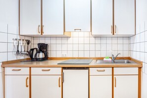 Kühlschrank, Mikrowelle, Herdplatte, Geschirrspüler