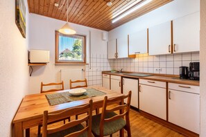 Køleskab, mikrobølgeovn, kogeplade, opvaskemaskine