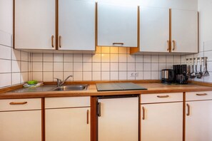 Køleskab, mikrobølgeovn, kogeplade, opvaskemaskine