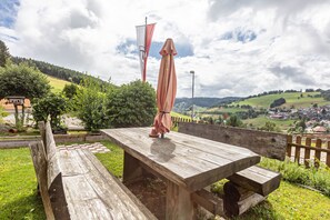 Outdoor dining - Haus Kehrwieder Apartment 4 with Private Sunny Balcony, Mountain View, Hochschwarzwald Card, Wi-Fi (Todtnau)