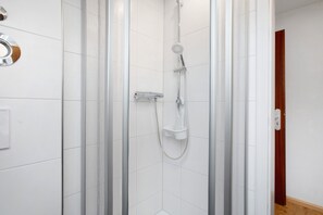 Chuveiro, secador de cabelo, toalhas de banho 