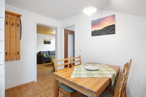 Dining - Haus Kehrwieder Apartment 4 with Private Sunny Balcony, Mountain View, Hochschwarzwald Card, Wi-Fi (Todtnau)