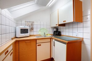 Réfrigérateur, micro-ondes, plaque de cuisson, lave-vaisselle