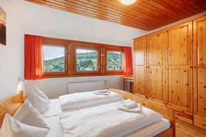 2 makuuhuonetta, silitysrauta/-lauta, ilmainen Wi-Fi, vuodevaatteet