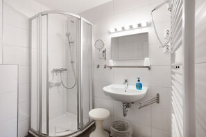Een douche, een haardroger, handdoeken