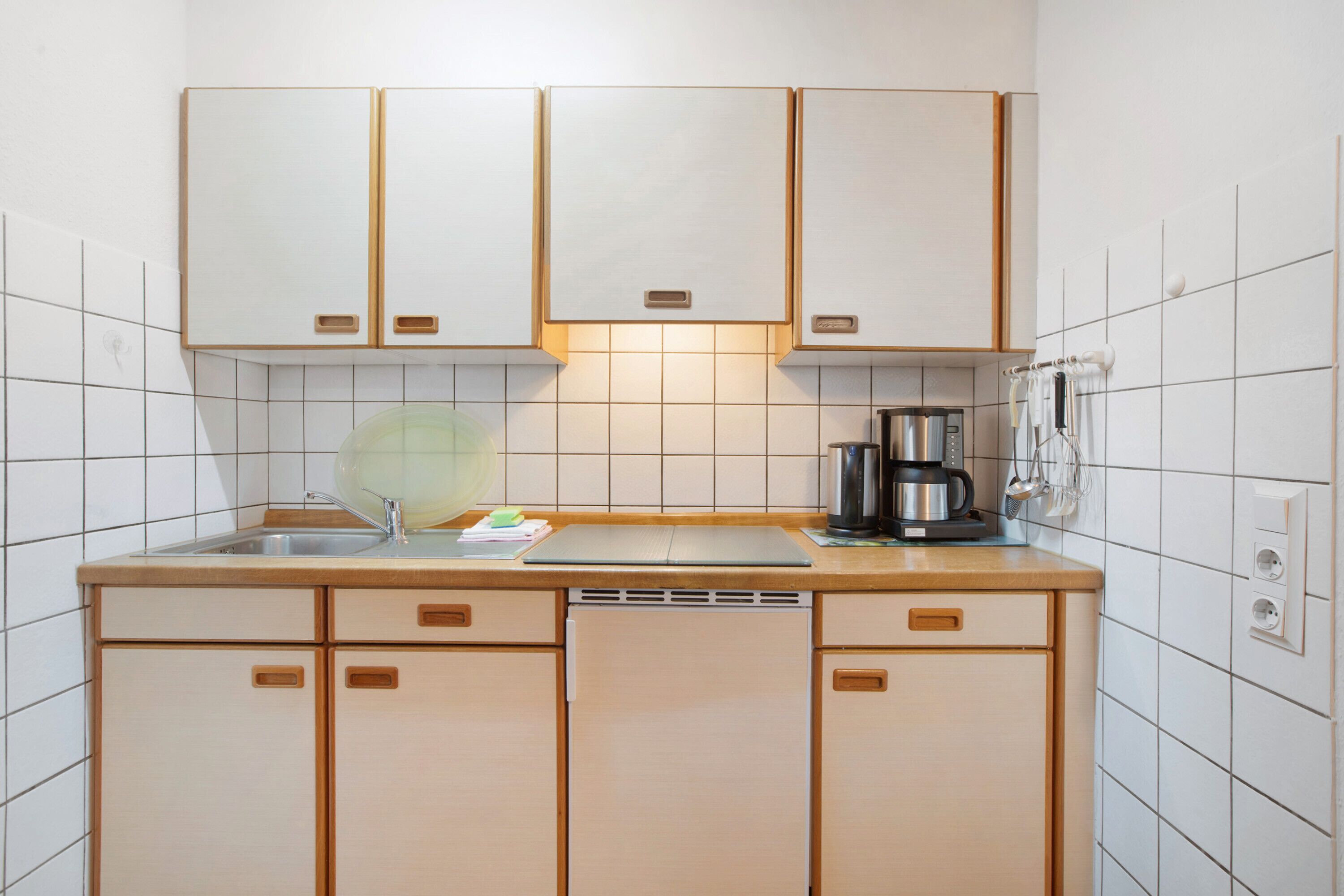 Frigorífico, microondas, placa de cocina y lavavajillas