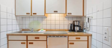 Kühlschrank, Mikrowelle, Herdplatte, Geschirrspüler