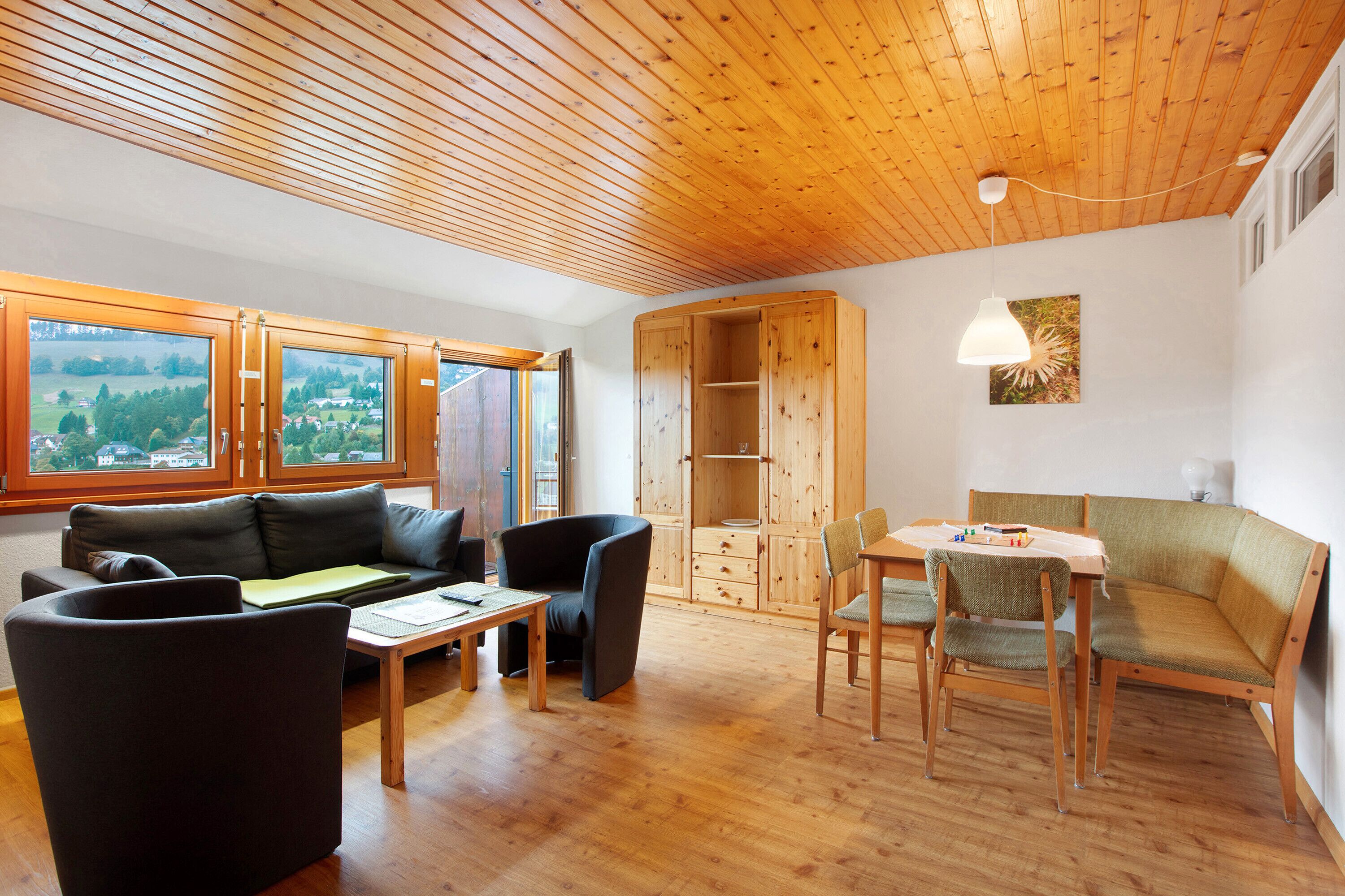 Una televisión, una mesa de tenis de mesa