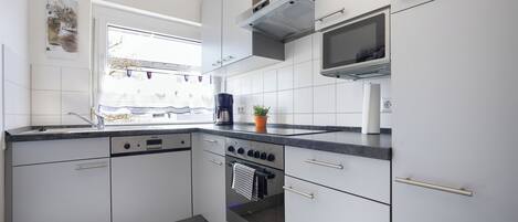 冷蔵庫、電子レンジ、オーブン、コンロ