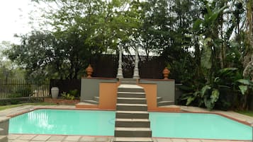 Hồ bơi ngoài trời