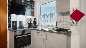 Kühlschrank, Ofen, Herdplatte, Wasserkocher mit Kaffee-/Teezubehör