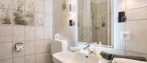 Dusche, Haartrockner, Handtücher