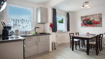Fridge, oven, stovetop, coffee/tea maker