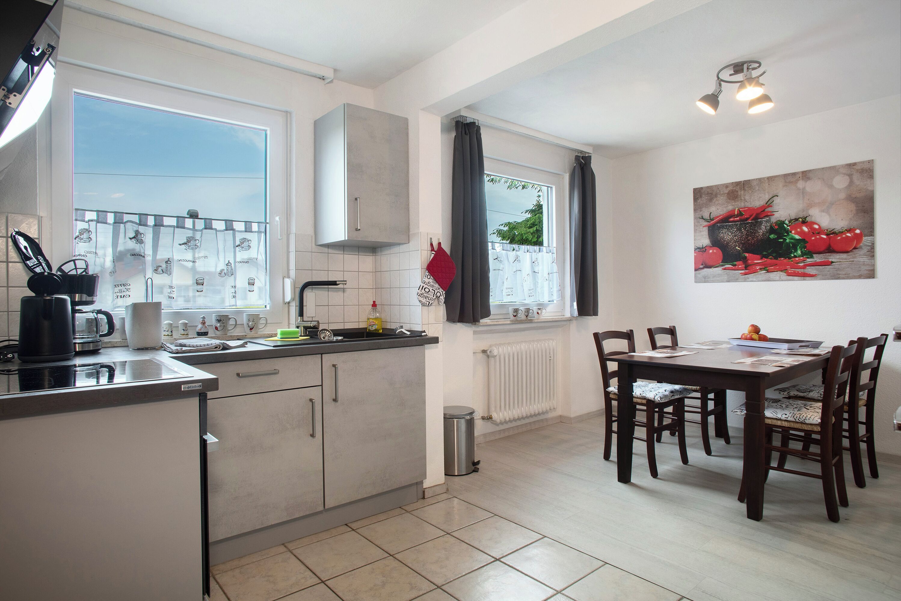 Een koelkast, een oven, een kookplaat, een koffiezetapparaat/waterkoker