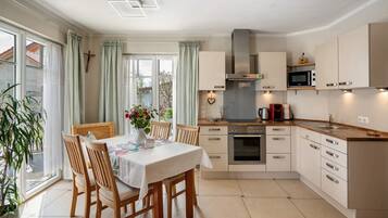 Kühlschrank, Mikrowelle, Ofen, Herdplatte