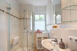 Dusche, Haartrockner, Handtücher