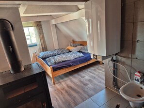 3 bedrooms, free WiFi, bed sheets