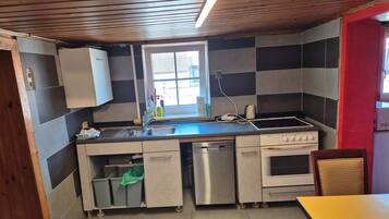 Køleskab, mikrobølgeovn, ovn, kogeplade