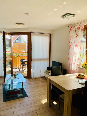 Dining - Apartment 'Abendrot, 45qm' with Lake View, Balcony and Wi-Fi (Sipplingen)