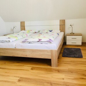 2 bedrooms, free WiFi, bed sheets - Apartment 'Abendrot, 45qm' with Lake View, Balcony and Wi-Fi (Sipplingen)