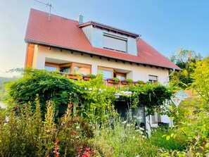 Exterior - Apartment 'Abendrot, 45qm' with Lake View, Balcony and Wi-Fi (Sipplingen)